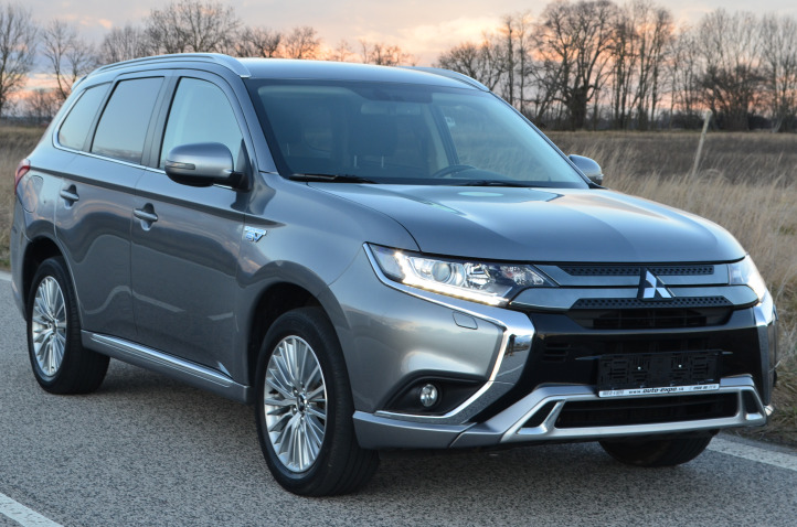 MITSUBISHI OUTLANDER 2.4 MIVEC PHEV PLUG-IN HYBRID 4WD KAMERA 4X4 KESSY LOCK LED ŤAŽNÉ ZAR ***129.000 KM***